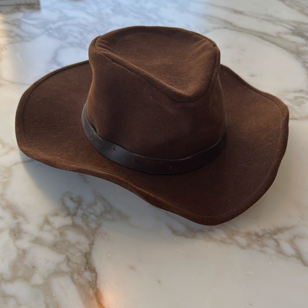 BRIXTON beautiful full brimmed brown hat. Size 6 1/2 x/s
Like new
